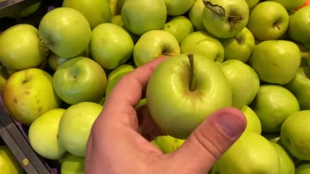 La mano masculina elige manzanas verdes en el mercado agrícola local. Mercado de frutas ecológicas. — Vídeos de Stock