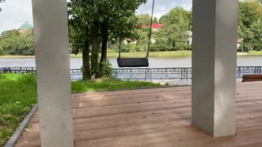 Parkta tek başına sallanıyor. Huzurlu sahne.