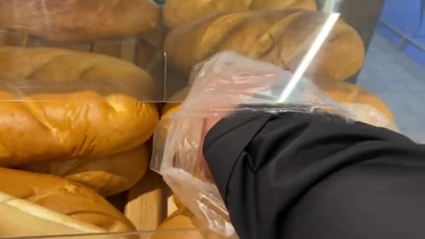 Mano maschile in guanto sceglie il pane nel supermercato. — Video Stock