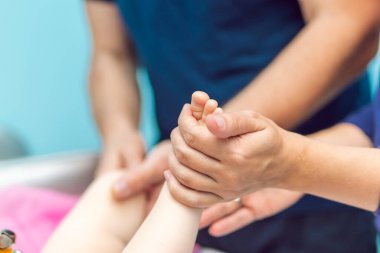 Bebek masajı yakın plan. Anne ve çocuk. Yeni doğan.