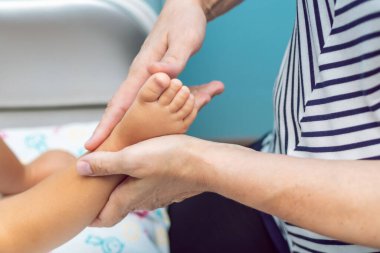 Bebek masajı yakın plan. Anne ve çocuk. Yeni doğan.