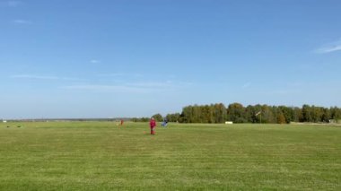 MOSCOW, Rusya - 27 Eylül 2020: Yeşil bir alanda yürüyen paraşütçü.