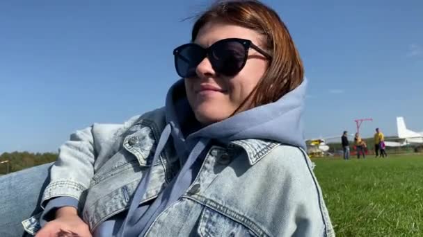 Fiatal nő portré egy műanyag pohár bor a természet hátterében. Életmódfelvétel. — Stock videók