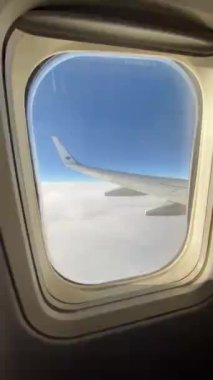 Uçuş sırasında uçak kanadı. Uçakla. Seyahat konsepti.
