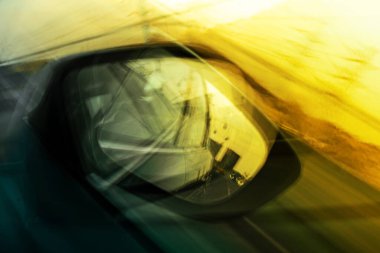 Araba aynası. Soyut fotoğrafçılık. Acele kavramı. Gün batımı zamanı.