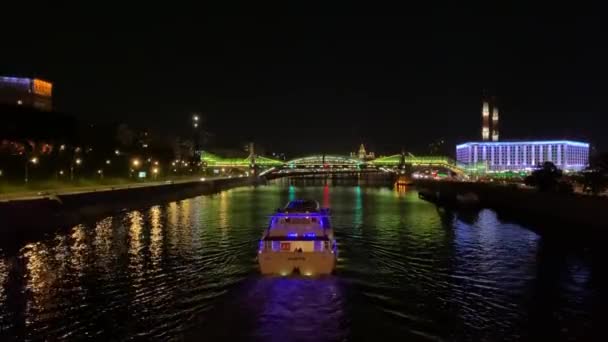 MOSCOW, RÚSSIA - SETEMBRO 30, 2020: Passeio de barco de rio em Moscou à noite. — Vídeo de Stock