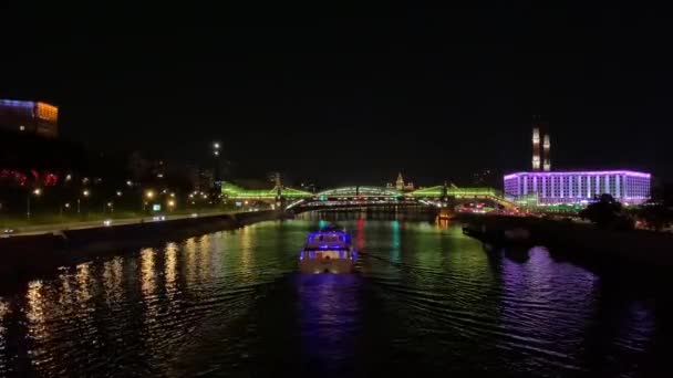 МОСКВА, РОССИЯ - 30 СЕНТЯБРЯ 2020: Поездка на речном катере в Москву ночью. — стоковое видео
