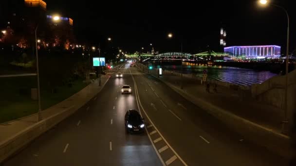 MOSCÚ, RUSIA - 30 de septiembre de 2020: Tráfico nocturno en la ciudad. — Vídeo de stock