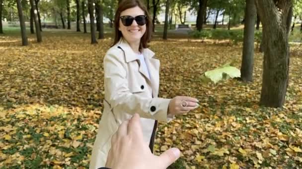 年轻女人浪漫的秋天镜头给了她丈夫秋天的叶子。慢动作视频. — 图库视频影像