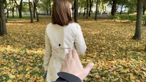 Romantic fall footage of young woman gives autumn leaf to her husband. Slow motion video. — Stock Video