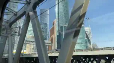 MOSCOW, RUSSIA - 5 Ekim 2020: Hareket halindeki trenden gökdelenlerin görüntüsü.