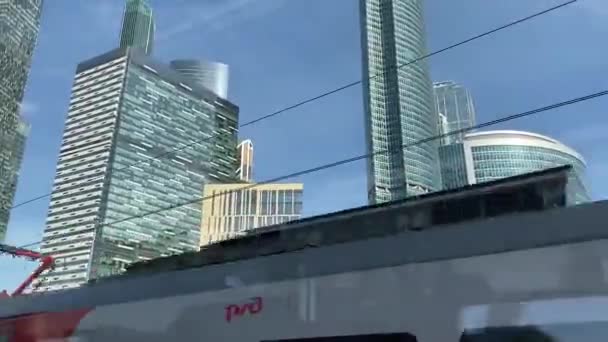 МОСКВА, РОССИЯ - 5 ОКТЯБРЯ 2020: Вид на небоскребы с движущегося поезда. — стоковое видео