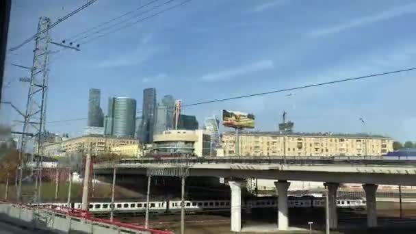 MOSCOW, RUSSIA - 5 Ekim 2020: Hareket halindeki trenden gökdelenlerin görüntüsü. — Stok video