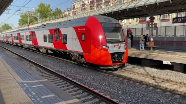 MOSCÚ, RUSIA - 8 DE OCTUBRE DE 2020: Moderno electrotren suburbano Ivolga sale de la estación. Moderno tren eléctrico cómodo del diámetro central de Moscú 1. — Vídeos de Stock