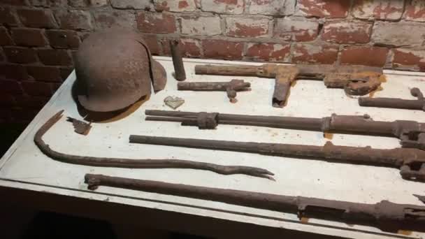 Tyska militära arkeologiska fynd i ryska museet i Kaliningrad. — Stockvideo