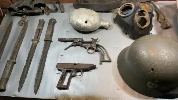 Duitse militaire archeologische vondsten in het Russische museum in Kaliningrad. — Stockvideo