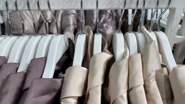 Женская одежда висит в торговом центре. — стоковое видео