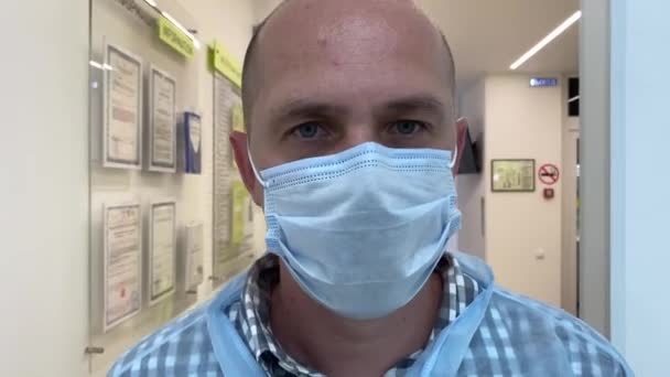 Portrait de médecin masculin avec masque médical à la clinique. — Video