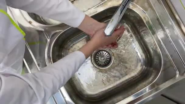 Pielęgniarka myje ręce w klinice.. — Wideo stockowe