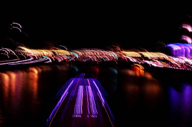 Şehir galaksisi. Orijinal ışık resmi, uzun pozlama. Soyut fotoğrafçılık.