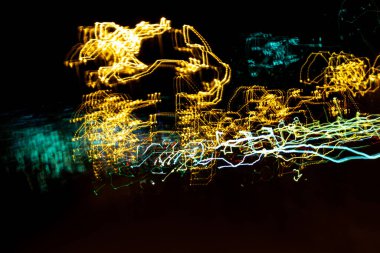 Şehir galaksisi. Orijinal ışık resmi, uzun pozlama. Soyut fotoğrafçılık.