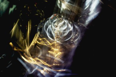 Arabanın içi. Orijinal ışık resmi, uzun pozlama. Soyut fotoğrafçılık.