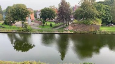 Kaliningrad, Rusya - 22 EYLÜL 2020 Rusya 'da güzel gölet manzarası.