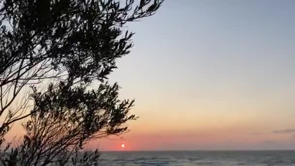 Cudowny zachód słońca nad Morzem Bałtyckim. Scena pokojna. — Wideo stockowe