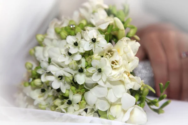 Mano Della Sposa Con Bouquet Sposa — Foto Stock