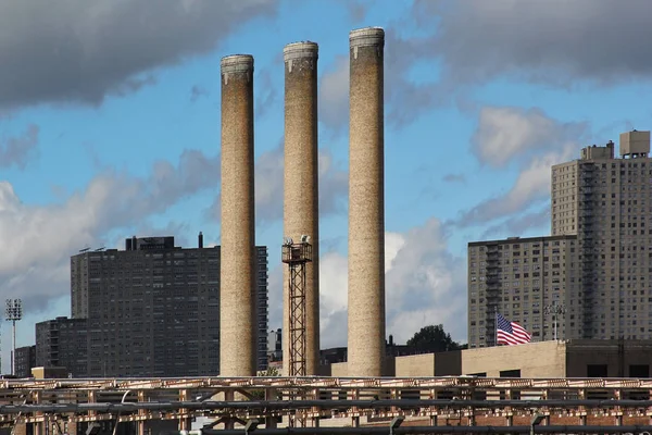 Drie Fabriek Buizen Een Hemelachtergrond New York City — Stockfoto