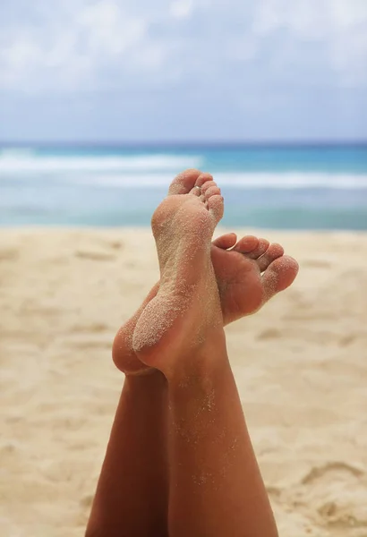 Close Uma Mulher Pés Relaxando Praia Com Mar Fundo — Fotografia de Stock
