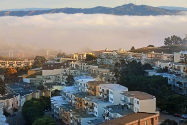 San Francisco şehir manzaralı İkiz Tepeler sabahın erken saatlerinde Güney Bay bölgesinde zirvesine üzerinden.