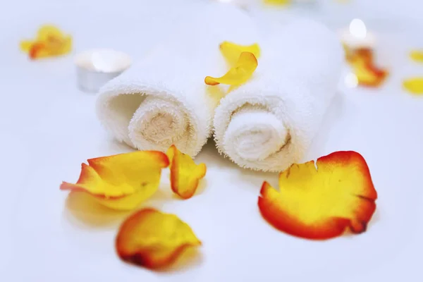 Twee Handdoeken Rozenblaadjes Spa Salon — Stockfoto