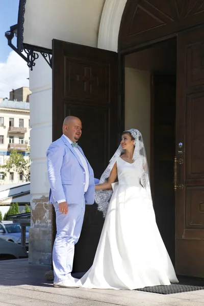 Casados Entram Igreja Para Cerimônia — Fotografia de Stock