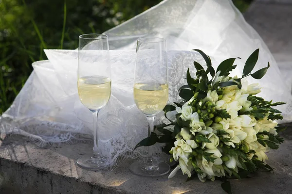 Dvě Sklenice Šampaňského Svatební Kytice — Stock fotografie