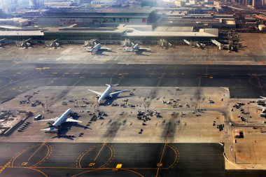 Dubai, Birleşik Arap Emirlikleri - 16 Ocak 2016: Emirates Airbus A380 Dubai Uluslararası Havalimanı 'na park edilmiştir. Emirates, Dubai merkezli bir havayolu şirketi..
