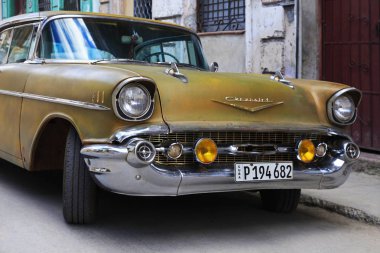 Havana, Küba - 11 Ocak 2019: renkli Havana sokaklarında hareketli Vintage arabalar. Eski arabalar büyük bir çeşitlilik içinde Küba adlı biri yok. Sokaklarda 20. yüzyılın ilk yarısında gelen arabalar geri alır muhteşem koşullarda bulunabilir