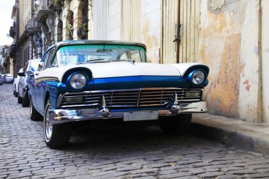  Vintage arabalar renkli Havana sokaklarda hareket. Eski arabalar büyük bir çeşitlilik içinde Küba adlı biri yok. Sokaklarda araba yarısı 20 muhteşem koşullarda bulunabilir ilk hangi tarihinin geri alır ve eski atmosp yapmak