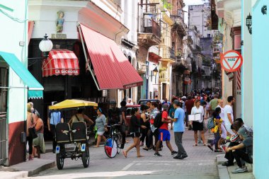 Havana, Küba - 10 Ocak 2019: Her gün sokak Obispo eski Havana'nın hayatına. Küba
