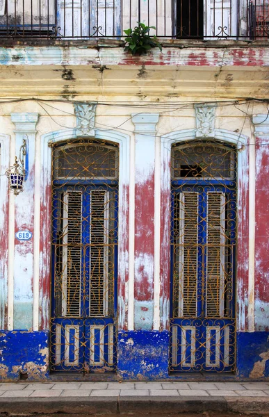 Τρίκυκλο Και Παλιό Κτίριο Από Την Αβάνα Κούβα — Φωτογραφία Αρχείου
