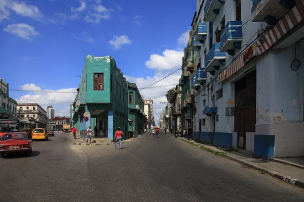 Hawana Kuba Stycznia 2019 Ulica Hawanie Kuba Kolorowym Zabytkowym Samochodem — Zdjęcie stockowe