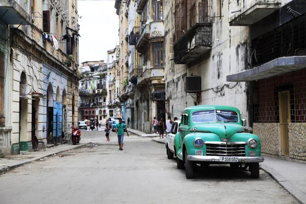 ハバナ キューバ 2019 ヴィンテージ カラフルなハバナの街に移動します 多種多様な古い車では キューバで存在しています 路上で バックは 壮大な条件で — ストック写真