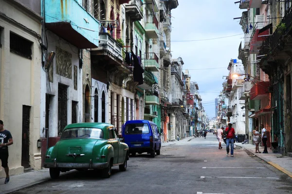 Гавана Куба Января 2019 Года Винтажные Автомобили Движутся Улицам Красочной — стоковое фото