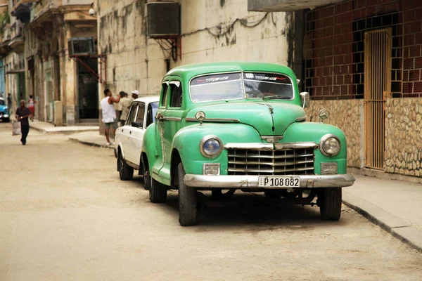 古巴哈瓦那 2019年1月10日 在五颜六色的哈瓦那街头行驶的老式汽车 古巴有各种各样的旧车 在街头 20世纪上半叶的汽车可以在宏伟的条件下找到 这可以追溯到 — 图库照片