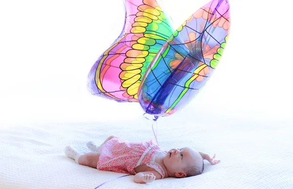 Neonato Ragazza Con Palloncino Farfalla — Foto Stock