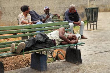 Havana, Küba - 10 Ocak 2019: bir banka eski Havana, Küba'da yatan evsiz adam