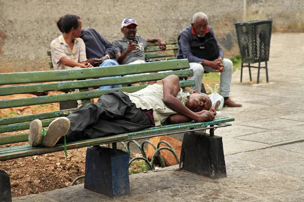 Havana Cuba Januari 2019 Dakloze Man Liggend Een Bankje Oud — Stockfoto