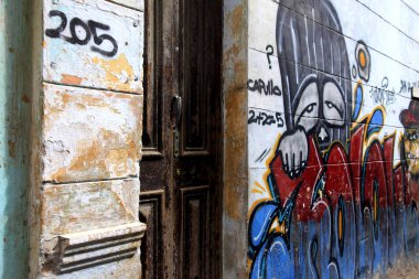 Havana 'da bir binanın duvarına grafiti yapılmış.