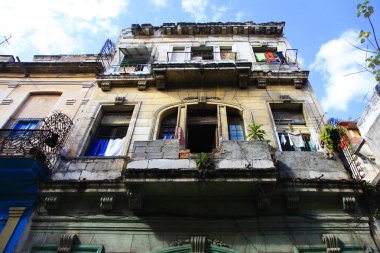 Havana, Küba 'daki balkonda çamaşır asmak.