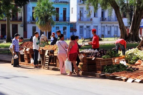 Prodej ovoce a zeleniny na ulici — Stock fotografie